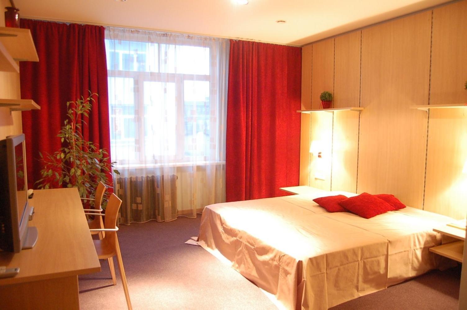 Cafe Hotel Rudzons Madona Exteriör bild