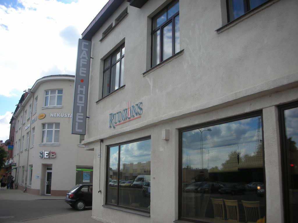 Cafe Hotel Rudzons Madona Exteriör bild