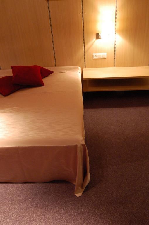 Cafe Hotel Rudzons Madona Exteriör bild