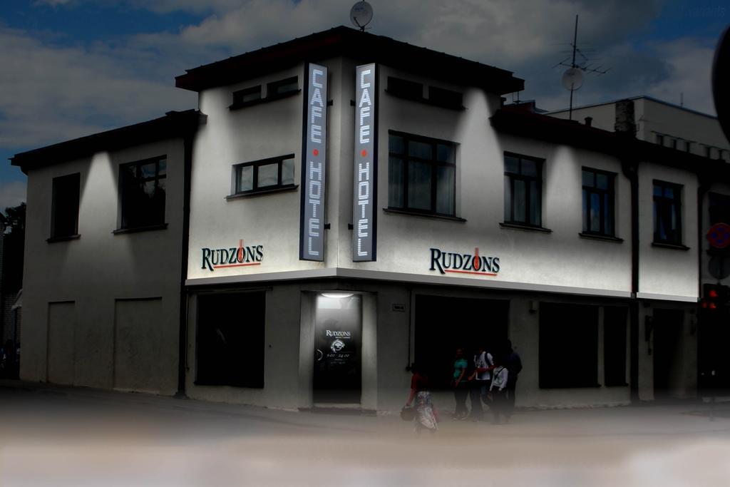 Cafe Hotel Rudzons Madona Exteriör bild