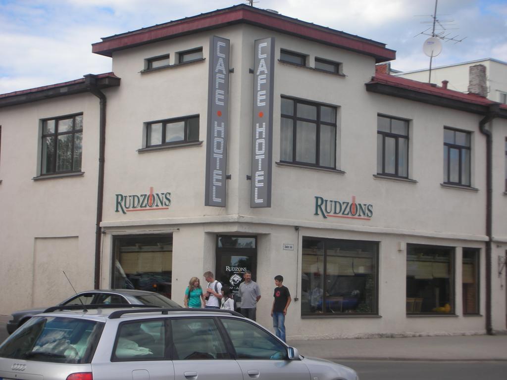 Cafe Hotel Rudzons Madona Exteriör bild