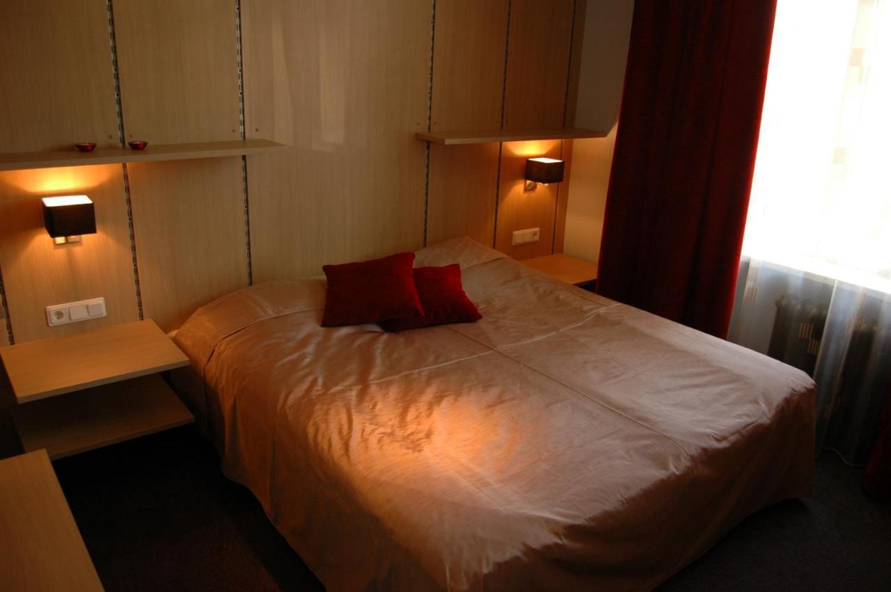 Cafe Hotel Rudzons Madona Exteriör bild